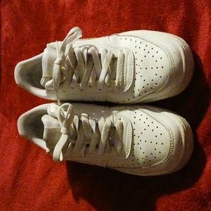 🤍 White Low Top Nike's